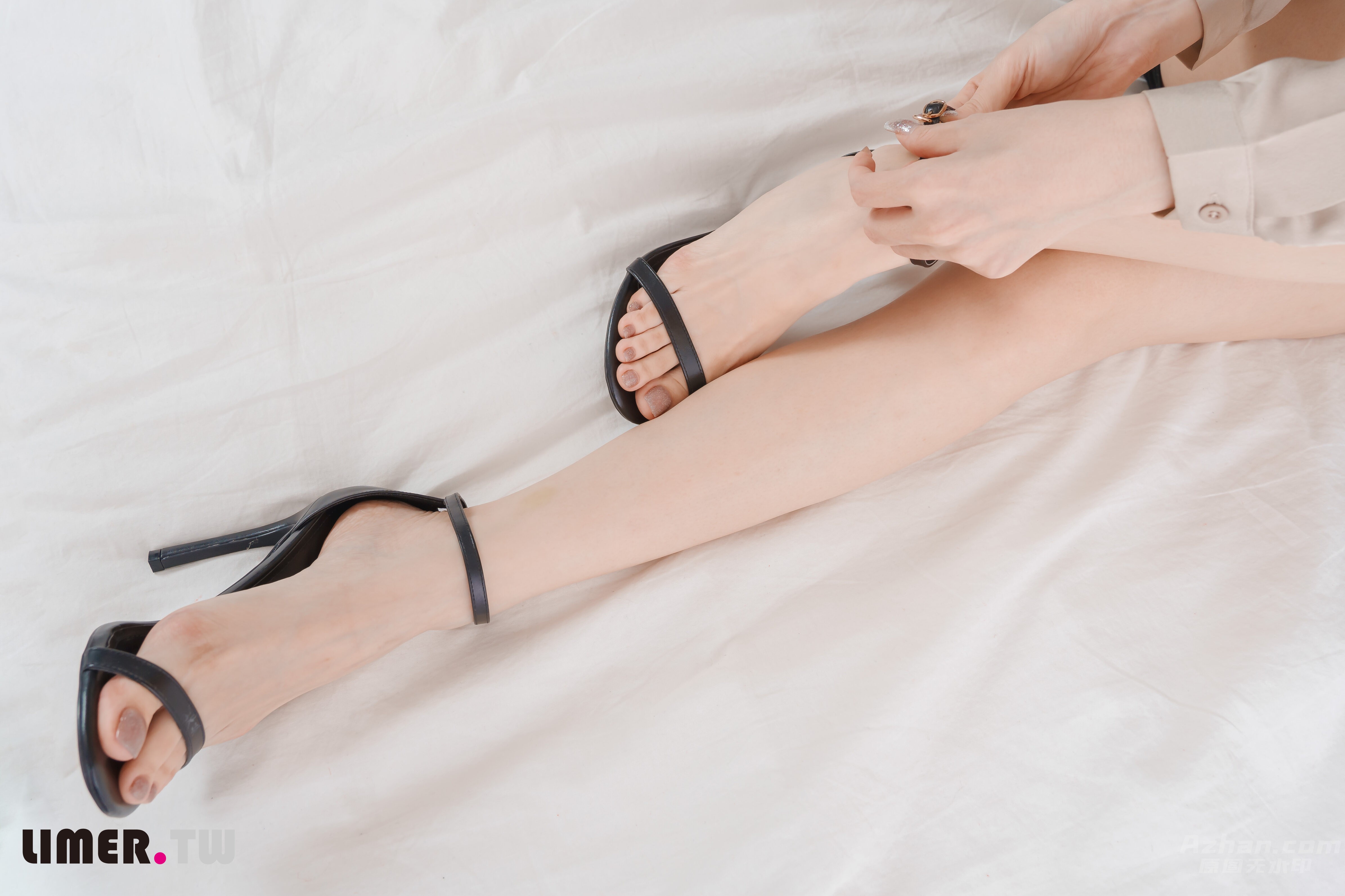 Limerence051-語葳女神 OL 床上办公 极品嫩足桌下露出-103P+1V／3.23GB-3